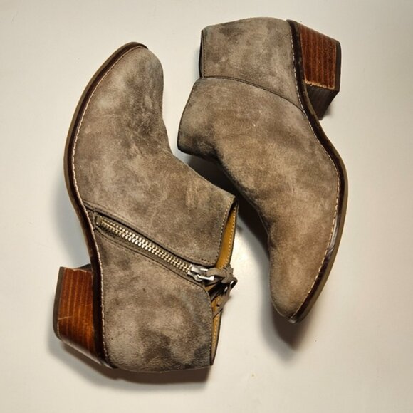 Vionic Size 7 Suede Ankle Boot 1.8" Heel Rubber Sole Side Zip Almond Closed Toe - Picture 2 of 11